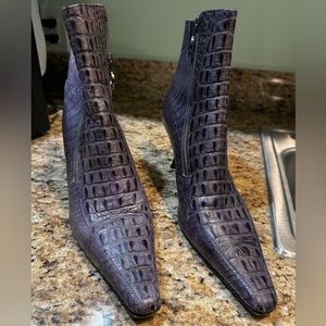 Size 8, Donald J Pliner purple booties!